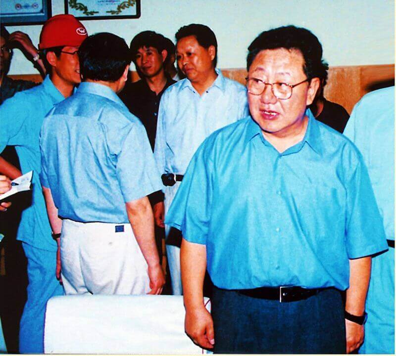 2002年6月6日，时任中共河南省委书记陈奎元（右一）到利来国际调研。